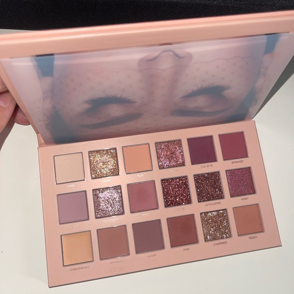 Huda Beauty New Nude Eyeshadow Palette